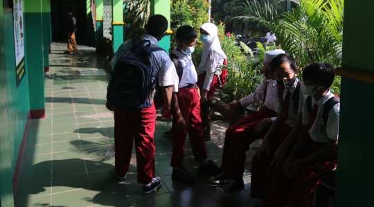 Suasana Ujian Akhir Sekolah Tatap Muka di SDN Kota Baru 3 Bekasi