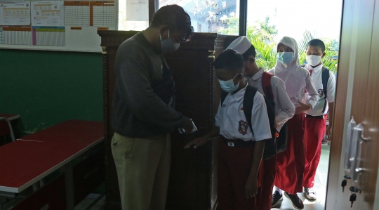 Suasana Ujian Akhir Sekolah Tatap Muka di SDN Kota Baru 3 Bekasi