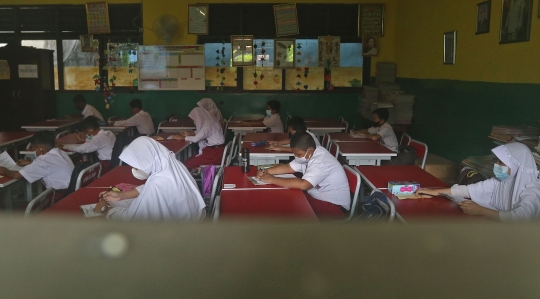 Suasana Ujian Akhir Sekolah Tatap Muka di SDN Kota Baru 3 Bekasi