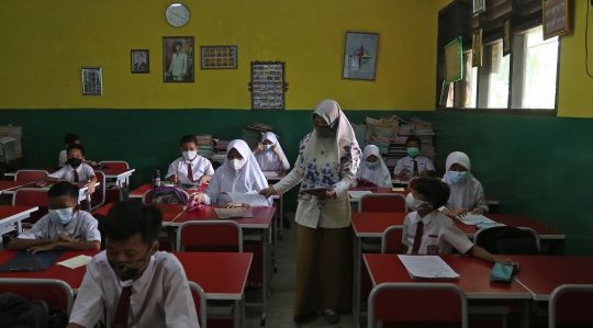 Suasana Ujian Akhir Sekolah Tatap Muka di SDN Kota Baru 3 Bekasi