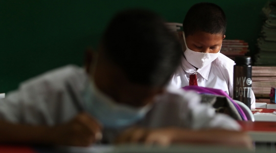 Suasana Ujian Akhir Sekolah Tatap Muka di SDN Kota Baru 3 Bekasi