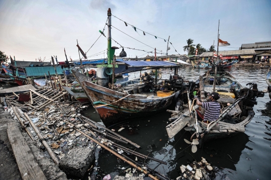 Bahaya Sampah Laut di Kampung Nelayan