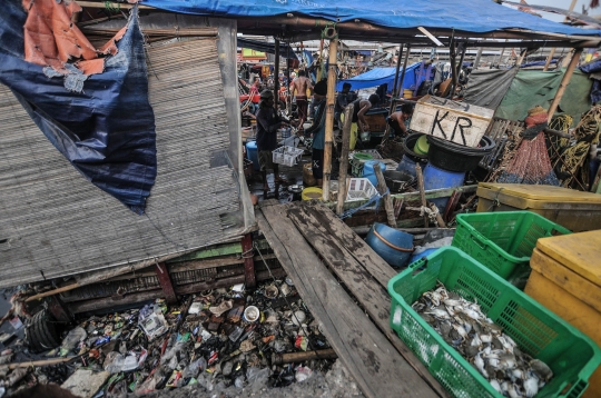 Bahaya Sampah Laut di Kampung Nelayan