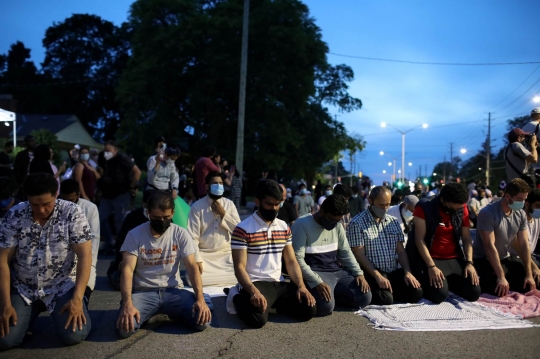 Doakan Keluarga Muslim yang Tewas Dibunuh, Warga Kanada Salat Berjemaah di Jalan