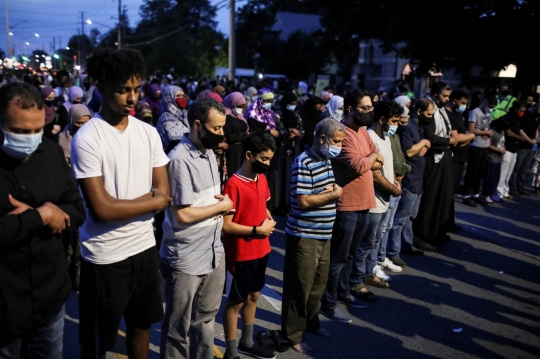 Doakan Keluarga Muslim yang Tewas Dibunuh, Warga Kanada Salat Berjemaah di Jalan