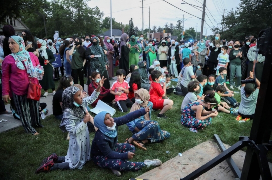 Doakan Keluarga Muslim yang Tewas Dibunuh, Warga Kanada Salat Berjemaah di Jalan