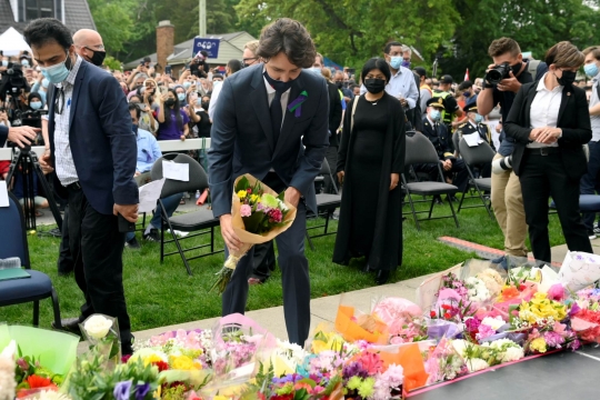 Ekspresi PM Justin Trudeau Berdoa di Lokasi Tewasnya 4 Anggota Keluarga Muslim Kanada