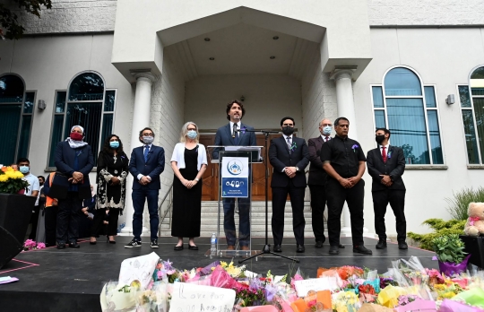 Ekspresi PM Justin Trudeau Berdoa di Lokasi Tewasnya 4 Anggota Keluarga Muslim Kanada