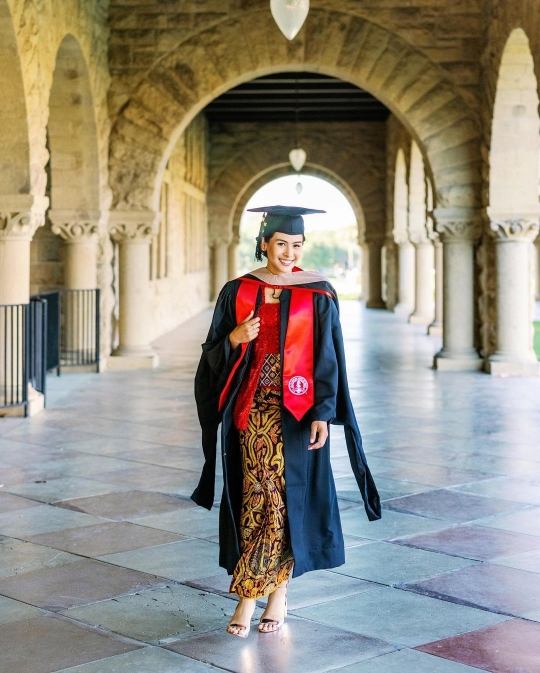 Lulus S2 dari Stanford University, Ini 5 Potret Cantik Maudy Ayunda Kenakan Kebaya