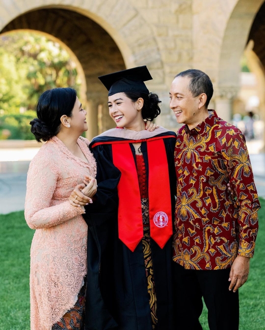 Lulus S2 dari Stanford University, Ini 5 Potret Cantik Maudy Ayunda Kenakan Kebaya