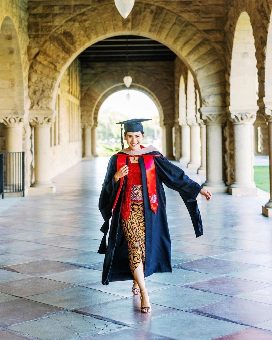 Lulus S2 dari Stanford University, Ini 5 Potret Cantik Maudy Ayunda Kenakan Kebaya