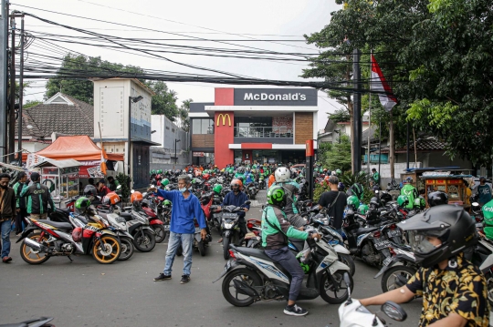 Abaikan Prokes, Ojek Online Serbu Gerai McDonald's