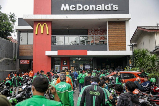 Abaikan Prokes, Ojek Online Serbu Gerai McDonald's