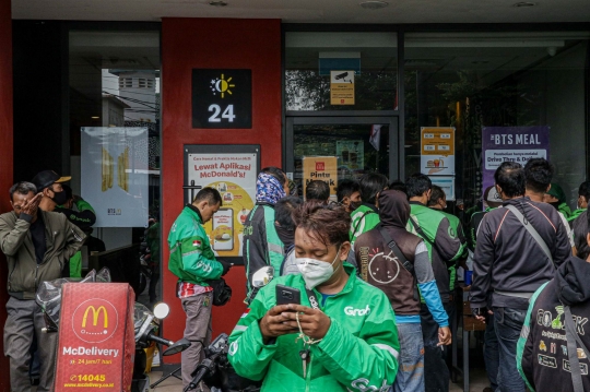 Abaikan Prokes, Ojek Online Serbu Gerai McDonald's