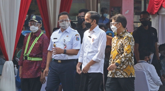 Jokowi Tinjau Vaksinasi di Terminal Kampung Rambutan