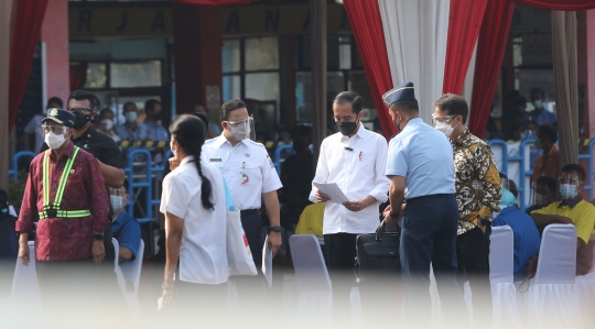 Jokowi Tinjau Vaksinasi di Terminal Kampung Rambutan