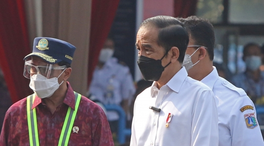 Jokowi Tinjau Vaksinasi di Terminal Kampung Rambutan