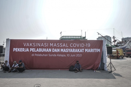 Vaksinasi Massal di Pelabuhan Sunda Kelapa Membeludak