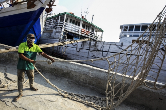 Aktivitas Pekerja Bongkar Muat Kapal di Pelabuhan Sunda Kelapa