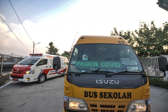 Antrean Ambulans di RSD Wisma Atlet Imbas Melonjaknya Pasien Covid-19