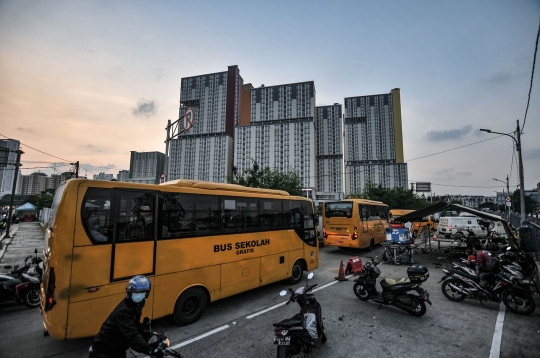 Antrean Ambulans di RSD Wisma Atlet Imbas Melonjaknya Pasien Covid-19