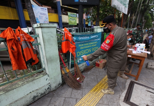 Satpol PP Razia Warga Tak Pakai Masker di Tanjung Duren