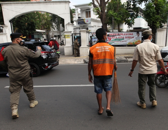 Satpol PP Razia Warga Tak Pakai Masker di Tanjung Duren