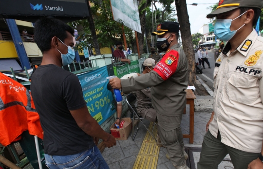 Satpol PP Razia Warga Tak Pakai Masker di Tanjung Duren