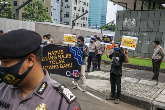 Aksi Walhi Tolak Utang Baru untuk Penanggulangan Covid-19