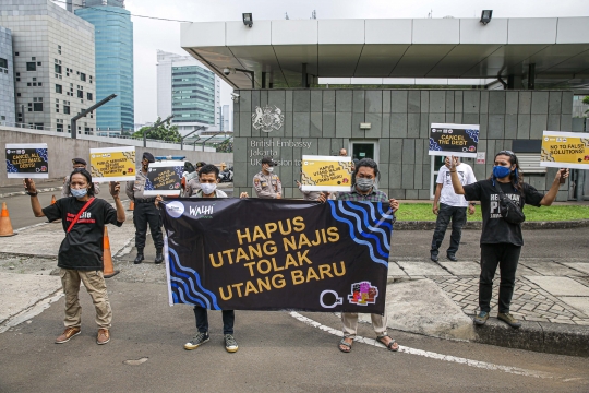 Aksi Walhi Tolak Utang Baru untuk Penanggulangan Covid-19