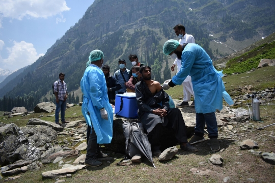 Perjuangan Tim Medis India Lakukan Vaksinasi Covid-19 di Pelosok Pegunungan
