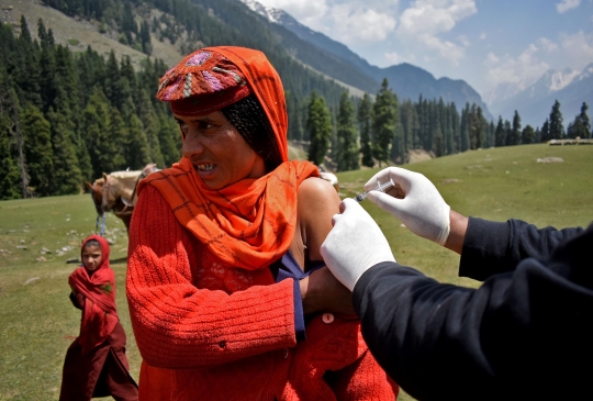Perjuangan Tim Medis India Lakukan Vaksinasi Covid-19 di Pelosok Pegunungan