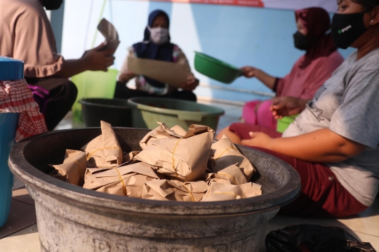 Potret Kebersamaan Warga Berbagi Makanan kepada Tetangga yang Isolasi Mandiri