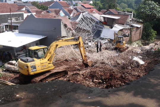 Kondisi Tanah Longsor Timpa Rumah Warga di Ciputat
