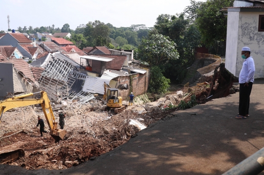 Kondisi Tanah Longsor Timpa Rumah Warga di Ciputat
