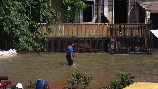 Akibat Longsor, Tanggul Kali Jebol Picu Banjir di Perumahan Ciputat