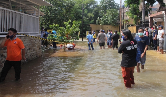 Akibat Longsor, Tanggul Kali Jebol Picu Banjir di Perumahan Ciputat