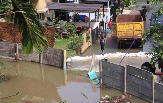 Akibat Longsor, Tanggul Kali Jebol Picu Banjir di Perumahan Ciputat