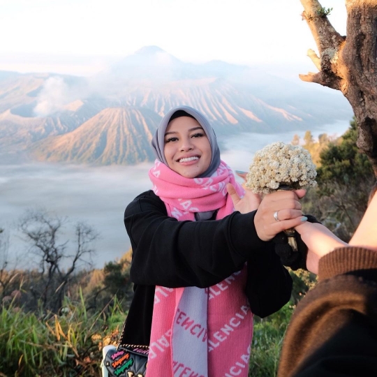 5 Potret Romantis Atta Halilintar dan Aurel Liburan di Bromo