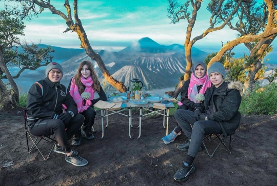 5 Potret Romantis Atta Halilintar dan Aurel Liburan di Bromo