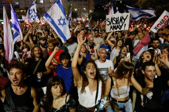 Selebrasi Warga Israel Usai Benjamin Netanyahu Lengser