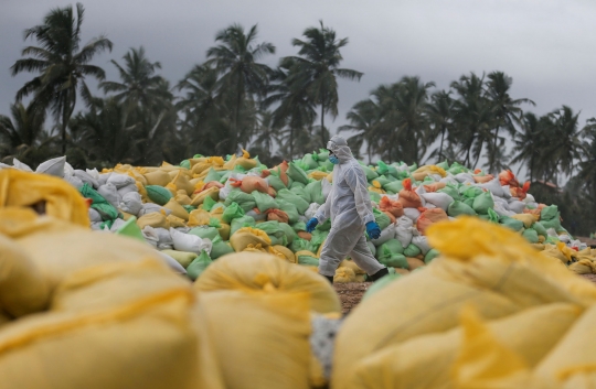 Karung Berisi Puing-Puing Kapal Kargo Memenuhi Pantai di Sri Lanka