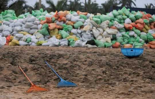 Karung Berisi Puing-Puing Kapal Kargo Memenuhi Pantai di Sri Lanka