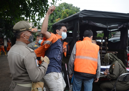 Razia Masker di Kebon Nanas Jakarta