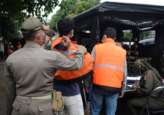 Razia Masker di Kebon Nanas Jakarta