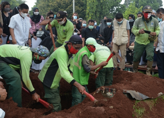 Suasana Pemakaman Markis Kido di TPU Kebon Nanas