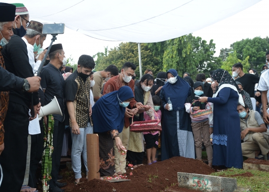 Suasana Pemakaman Markis Kido di TPU Kebon Nanas