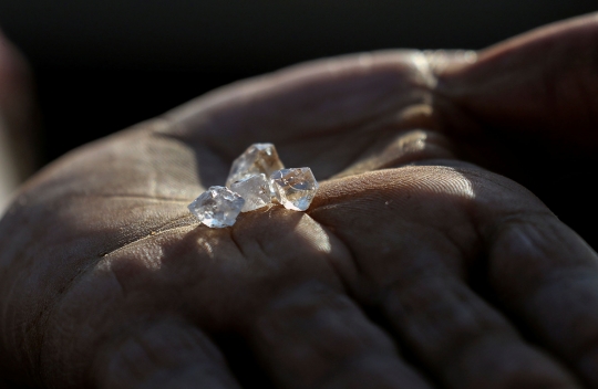 Ribuan Warga Afrika Selatan Berburu Batu yang Diyakini Berlian