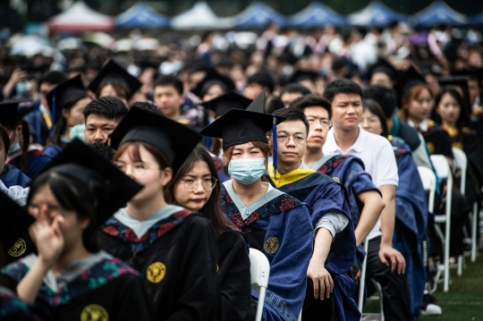 Potret 11 Ribu Mahasiswa di Wuhan Rayakan Kelulusan