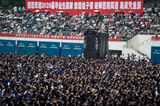 Potret 11 Ribu Mahasiswa di Wuhan Rayakan Kelulusan